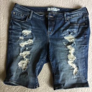 Women’s stretch distressed shorts-Size 16